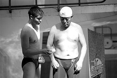 田亮給牛群解釋小鴨子的用途。