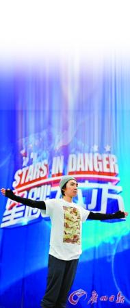 俞灝明以一個(gè)干凈利落的動(dòng)作從3米臺(tái)一躍而下。