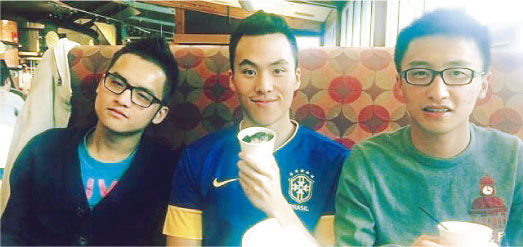 何猷啟在微博上載他在波士頓讀書的照片，與同學(xué)的生活很普通