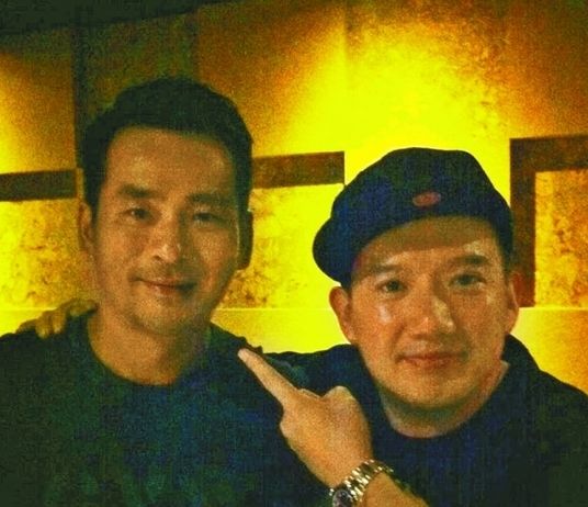 周焯華作為《低俗喜劇》投資人，與男主角杜汶澤合照。