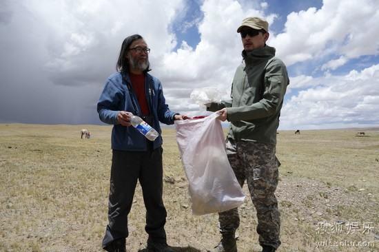 胡歌與綠色江河會長楊欣撿拾高原垃圾 胡歌與綠色江河會長楊欣撿拾高原垃圾