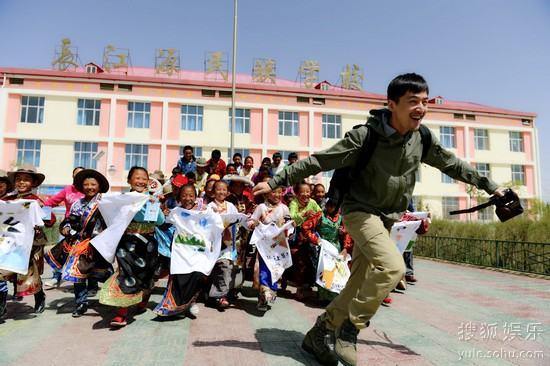 胡歌與長江源民族學校同學共度六一 胡歌與長江源民族學校同學共度六一