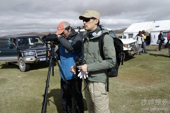 胡歌在班德湖畔利用望遠鏡觀察斑頭雁出殼 胡歌在班德湖畔利用望遠鏡觀察斑頭雁出殼