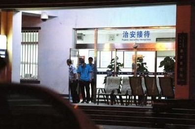 釋小龍走出派出所。