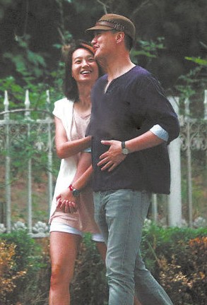 朱丹與神秘男友牽手亮相。