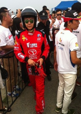 李晨撞車后看起來并無大礙，調(diào)整狀態(tài)繼續(xù)比賽。