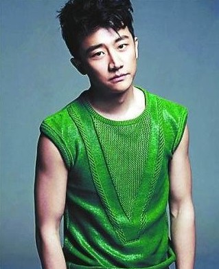 黃軒說起緋聞爆發(fā)的一剎那，語氣里還有點憤憤然。