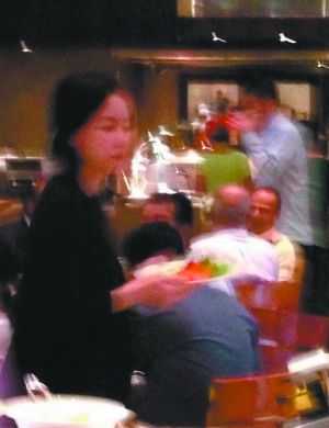 王菲在印度被網(wǎng)友偶遇。