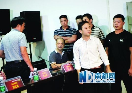 佛山精武會(huì)會(huì)長梁旭輝在弟子保護(hù)下來到現(xiàn)場。