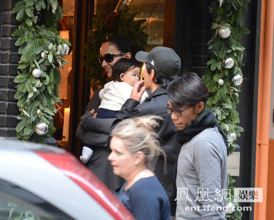 吳彥祖攜帶妻女外出逛街，小寶貝萌態(tài)十足。