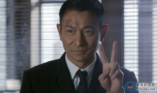 媒體爆料17年前華仔拍戲踢壞直升機(jī)。