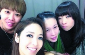 侯佩岑（中）14日在微博公開(kāi)近照，被粉絲看出臉變圓。