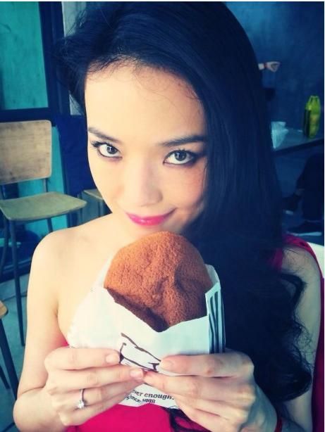 舒淇曬鴿子蛋戒指。