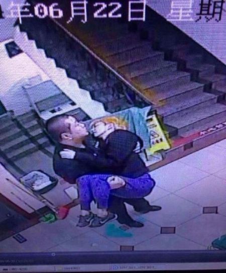 孫燕姿抱病重慶開唱 孫燕姿抱病重慶開唱