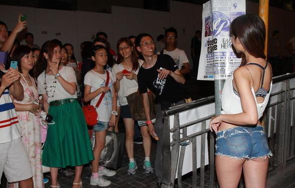 嫩模仙樂都性感著裝惹大叔圍觀，無懼與馬來西亞美女比身材。