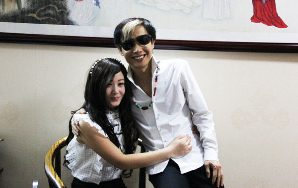 近日，55歲的鄧建國攜新女友恩愛現(xiàn)身，不但大曬甜蜜私密生活照，還在人前勾肩搭背大秀恩愛。