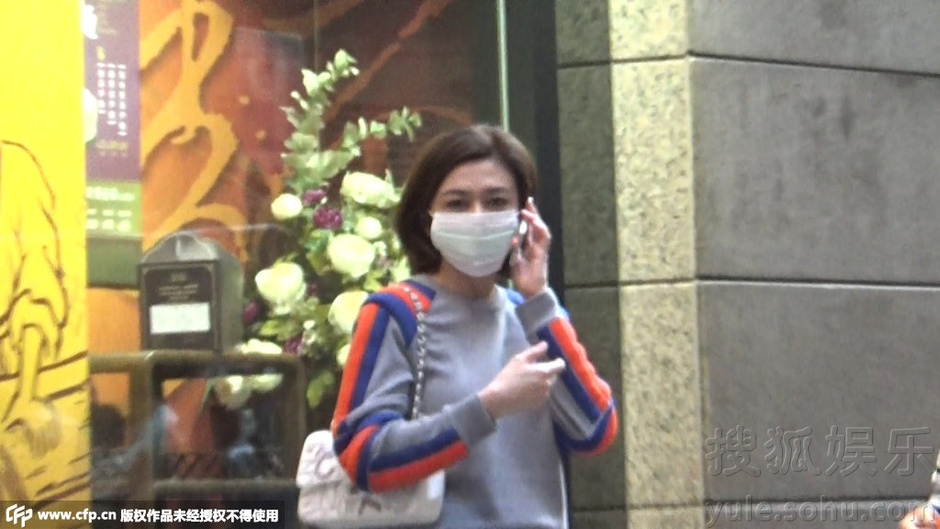 關(guān)之琳口罩遮面無(wú)人識(shí) 穿短褲打電話美腿超吸睛 關(guān)之琳口罩遮面無(wú)人識(shí) 穿短褲打電話美腿超吸睛