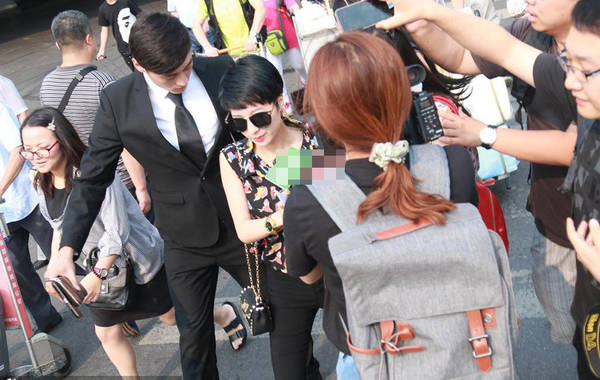 2015年7月6日，北京，陶喆前任楊子晴現(xiàn)身首都機(jī)場(chǎng)。剛一出來就遭到媒體圍堵，問及7號(hào)陶喆會(huì)有反駁證據(jù)