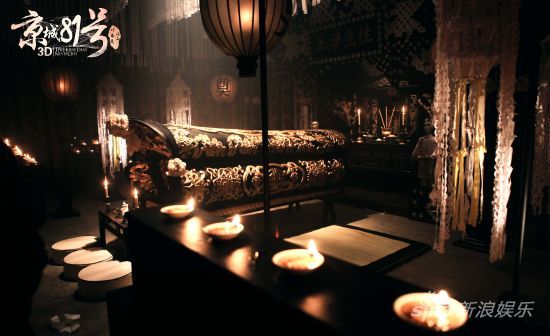 霍家為死去二少爺舉辦隆重的冥婚儀式之后，便送入靈堂。在如此幽閉的空間，活人陸蝶玉將與死者度過(guò)一晚駭人