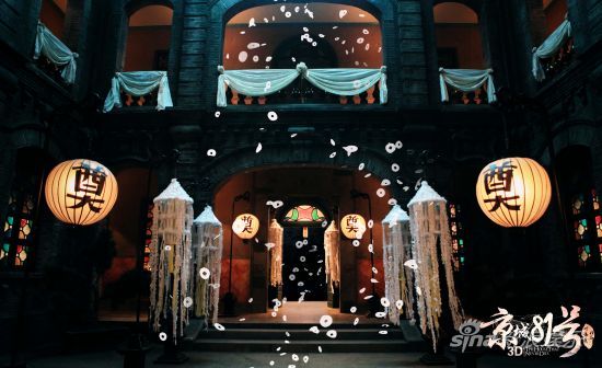 冥婚當(dāng)夜，霍家大院招魂幡隨風(fēng)擺動(dòng)，漫天冥幣飛舞