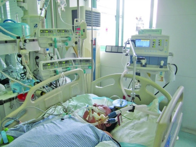 每天愛(ài)豪飲的廚師把自己喝成“牛奶血”了。