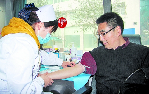 雪地里,百余名醫(yī)護人員獻血救急 雪地里,百余名醫(yī)護人員獻血救急