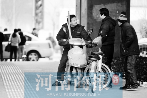 想讓農(nóng)民工安定下來，城市要給他們相應(yīng)的福利待遇，還有家的感覺