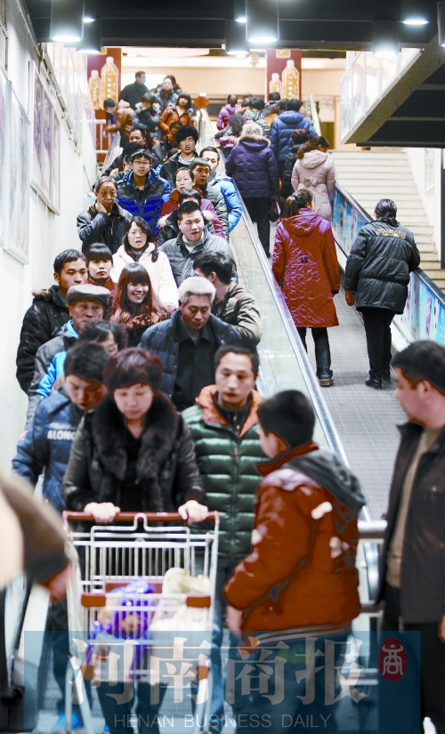 春節(jié)期間，鄭州各商超人流如織