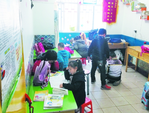 一家午托班的學(xué)生在寫作業(yè) 一家午托班的學(xué)生在寫作業(yè)