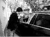 有個(gè)人晃了一圈后，寶馬、現(xiàn)代、越野的車窗都“長(zhǎng)”出大窟窿