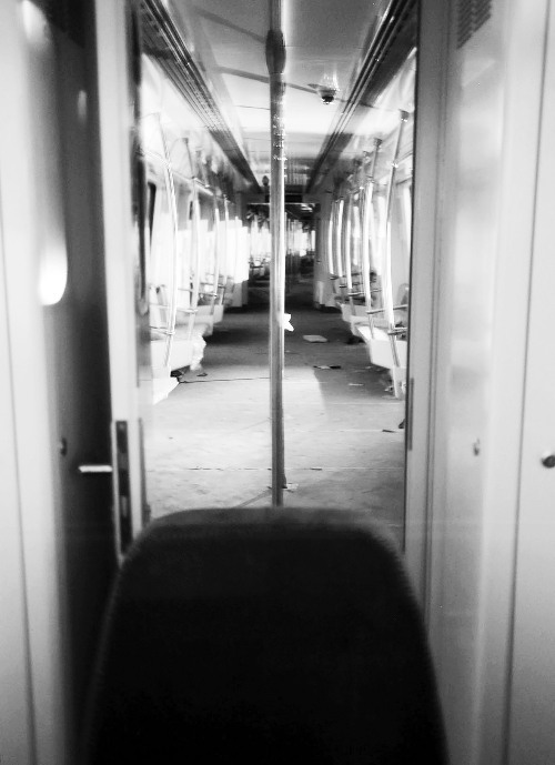 透過擋風(fēng)玻璃，依稀能看到車廂內(nèi)的樣子