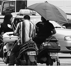 昨日，鄭州市鄭州花園路與農業(yè)路交叉口，電動車裝傘埋下安全隱患