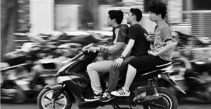 昨日，鄭州經五路與豐產路交叉口電動車超載