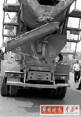 　當(dāng)時(shí)，老人就倒在水泥罐車(chē)的右后輪邊