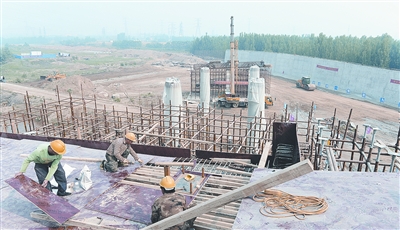 中原西路西南繞城高速公路互通式立交項(xiàng)目已完成總工程量的35%。