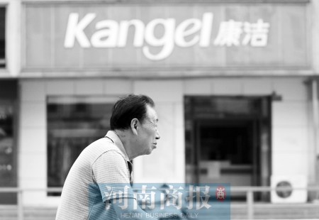 　這一切，將會(huì)給康潔公司、加盟商，乃至鄭州洗衣行業(yè)，帶來(lái)什么？ 記者 趙卓/攝