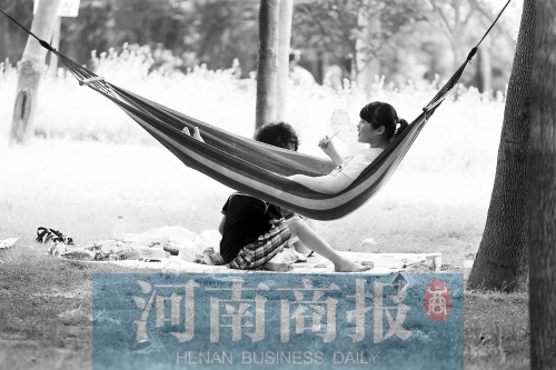 天又熱了起來，外出游玩，記得防曬哦 記者 趙卓/攝　