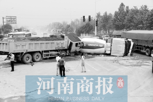 事故現(xiàn)場的附近居民稱，路口的紅綠燈從來沒亮過