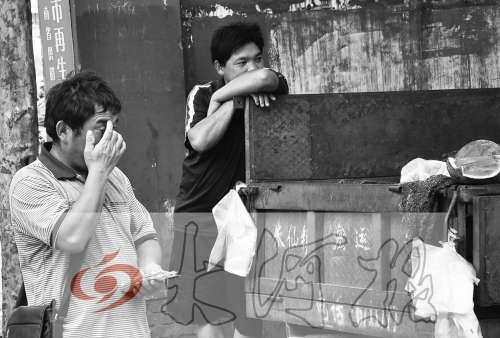 　拿著錢，陳小立感動得哭了。