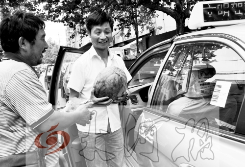 　　的哥將一天的運營收入捐給陳小立，陳小立送瓜感謝。