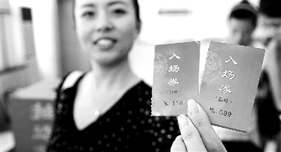 本報(bào)記者抽出的兩名消費(fèi)者代表。