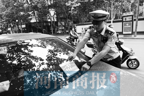 有了這張挪車卡，不會泄露隱私，別人又能方便地聯(lián)系上自己記者 邱曉峰/攝