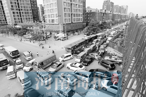 路口四個方向直行、左轉(zhuǎn)交織，車輛相互抵頭，無法正常通行