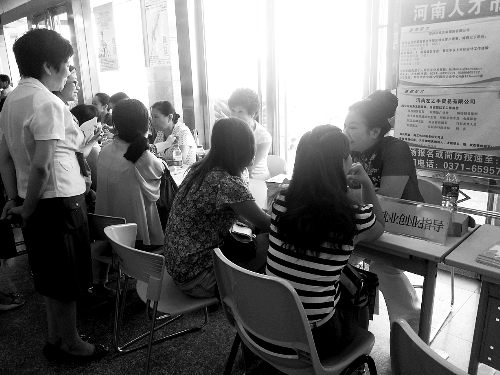 招聘會(huì)，導(dǎo)師團(tuán)正與大學(xué)生面對(duì)面交談。