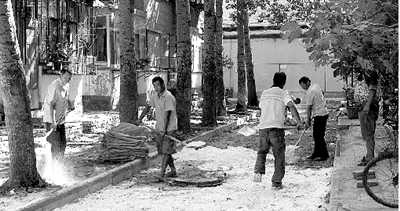 施工人員正在對(duì)桐柏路191號(hào)院進(jìn)行“裝修” 施工人員正在對(duì)桐柏路191號(hào)院進(jìn)行“裝修”