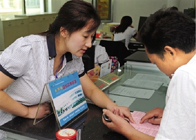 一位男士在金水區(qū)房管局辦事窗口詢問公租房申請手續(xù)如何辦理。