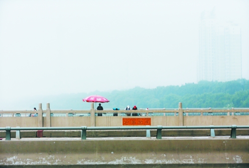 洛陽(yáng)橋上看遠(yuǎn)處的建筑時(shí)隱時(shí)現(xiàn) 洛陽(yáng)橋上看遠(yuǎn)處的建筑時(shí)隱時(shí)現(xiàn)