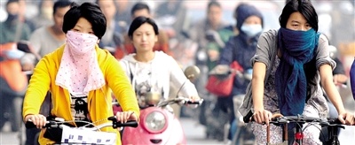 10月8日，鄭州市民遮擋口鼻騎行。 新華社發(fā)