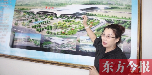 梁園區(qū)高鐵建設(shè)指揮部常務(wù)副指揮長、梁園區(qū)委副書記杜麗亞向記者介紹高鐵站效果圖