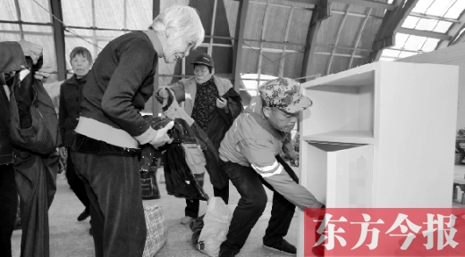 　11月5日，孫德坤把棉衣送到今報(bào)的一處“愛(ài)有所衣”站點(diǎn)